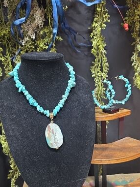 Turquoise Chip Necklace with Natural Stone Pendant & Earring Set!